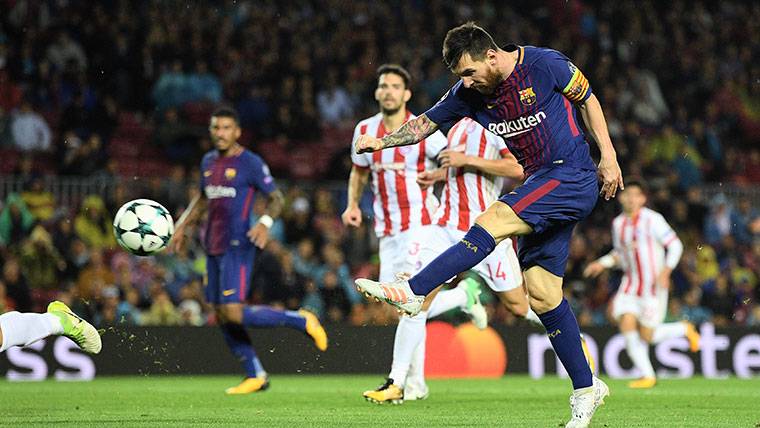 Leo Messi, rematando a portería contra el Olympiacos