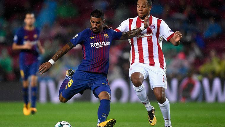 Paulinho remata a puerta en una acción del Barça-Olympiacos