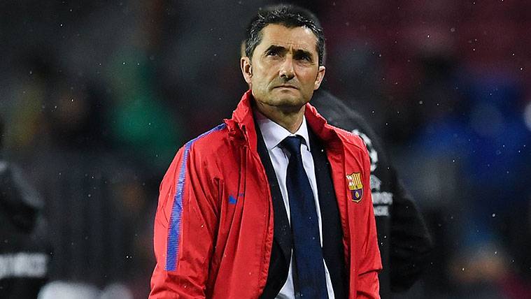 Ernesto Valverde en un partido del FC Barcelona