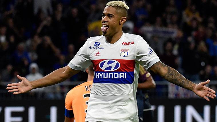 Mariano Díaz celebrates a goal with the Olympique of Lyon