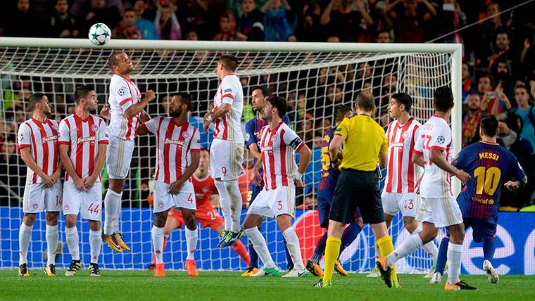 Leo Messi, marking a goal of direct fault against Olympiacos