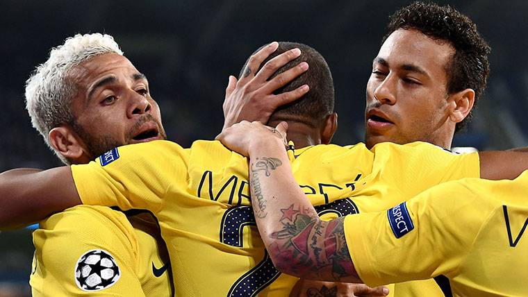 Dani Alves, Neymar y Mbappé, celebrando un gol con el PSG