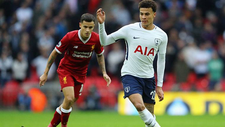 Philippe Coutinho, pugnando with Dele Alli by a balloon