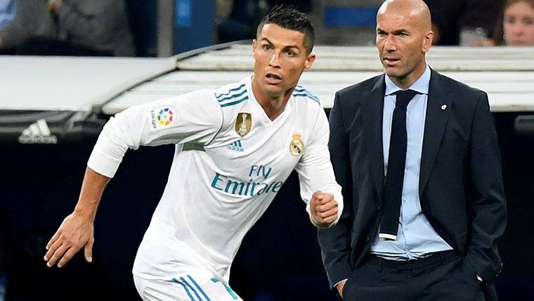 Zinedine Zidane, observing the performance of Cristiano Ronaldo