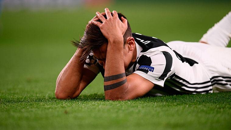 Paulo Dybala se duele tras una acción del Juventus-Sporting de Portugal