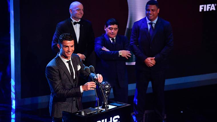 Cristiano Ronaldo, posando durante los premios The Best 2017