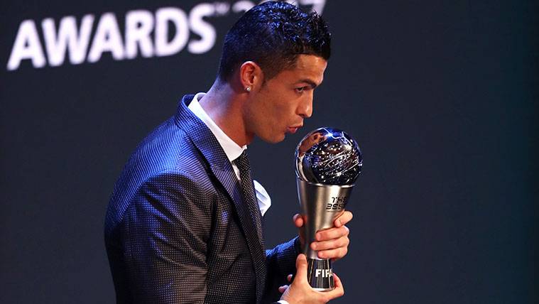 Cristiano Ronaldo after collecting the trophy FIFA 'The Best'