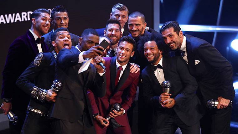 Los jugadores del Once Ideal de la FIFA, haciéndose un 'selfie'