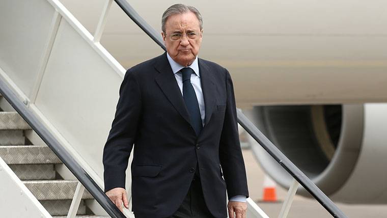 Florentino Pérez, bajándose de un avión tras un viaje con el Real Madrid