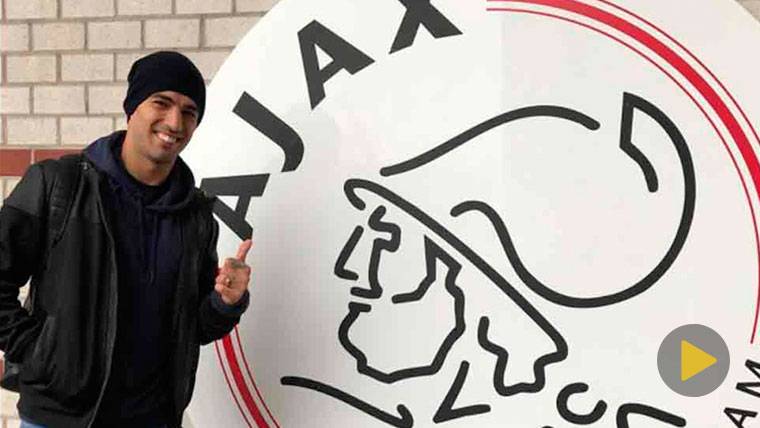 Luis Suárez, durante su visita al Ajax de Amsterdam