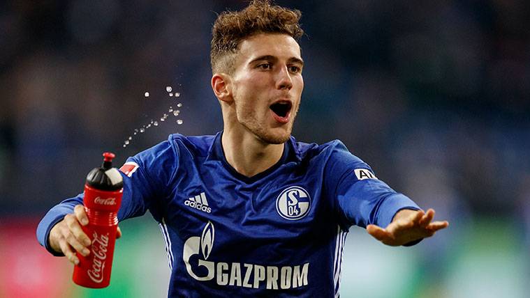 Leon Goretzka celebrates a goal with the Schalke 04