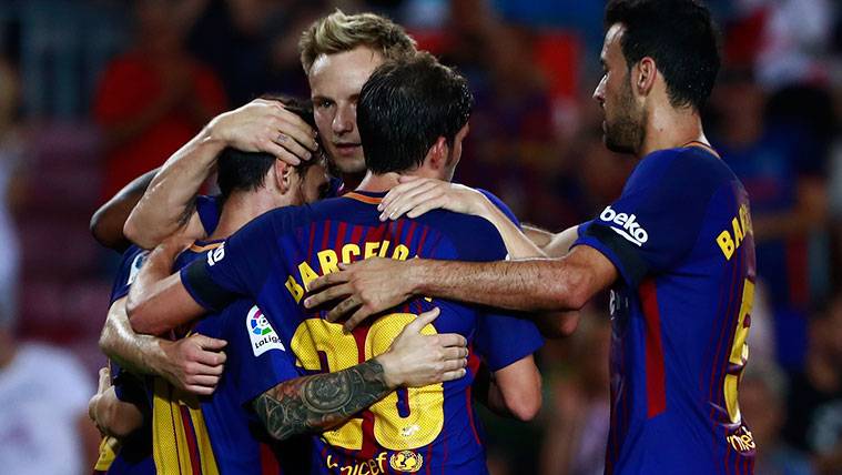 The players of the Barça celebrate a goal against the Betis