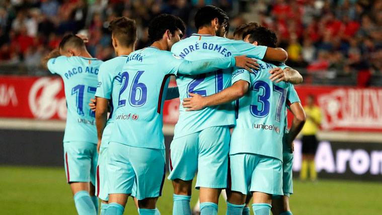 André Gomes celebrates with his mates one of the goals of the FC Barcelona
