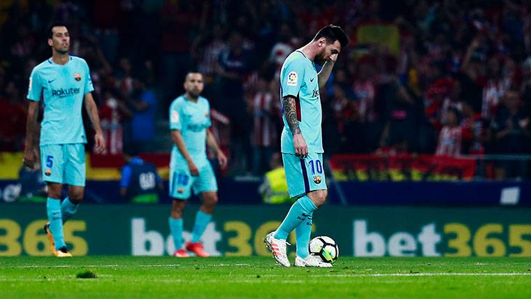 Leo Messi, cabizbajo after a goal received by the FC Barcelona