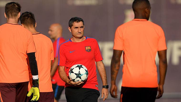 Ernesto Valverde, dirigiendo un entrenamiento con el FC Barcelona