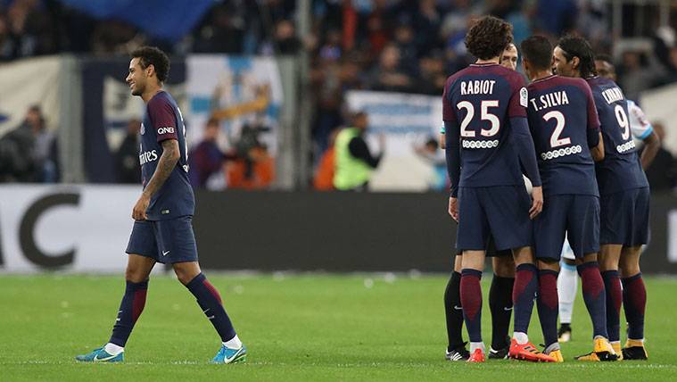 Neymar Leaves  of the Vélodrome after being expelled against the Marseilles