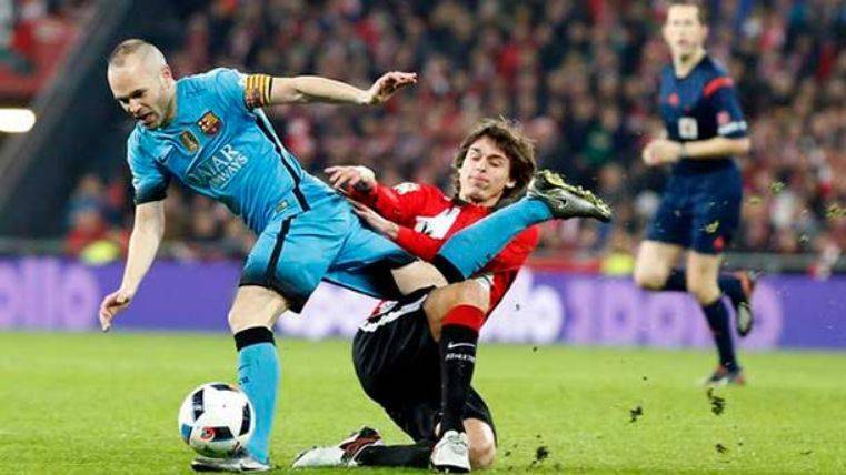 Iniesta in an action in front of the athletic