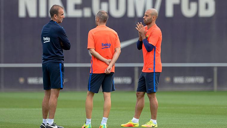 Andrés Iniesta and Mascherano, listening to one of the members of the 'staff' technical
