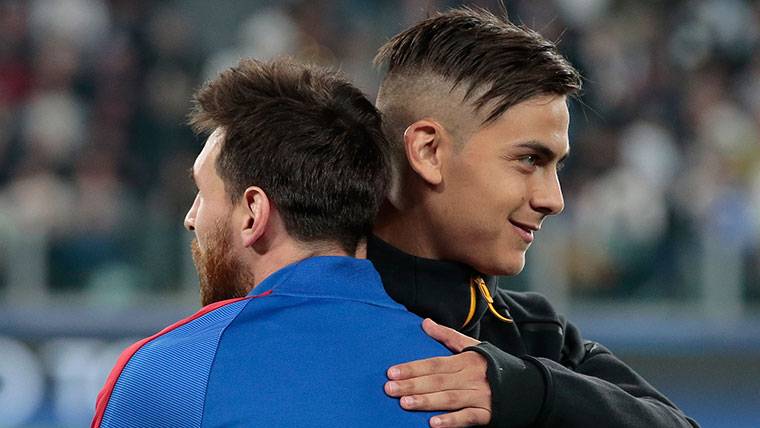 Paulo Dybala y Leo Messi, saludándose antes del Barça-Juventus