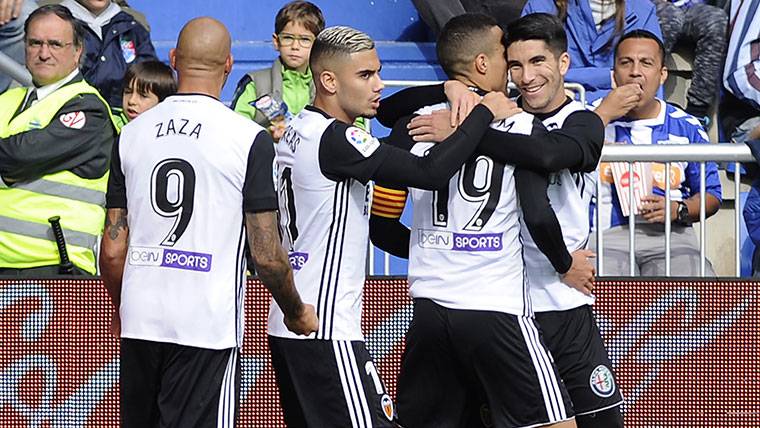 El Valencia, celebrando uno de los goles marcados al Alavés