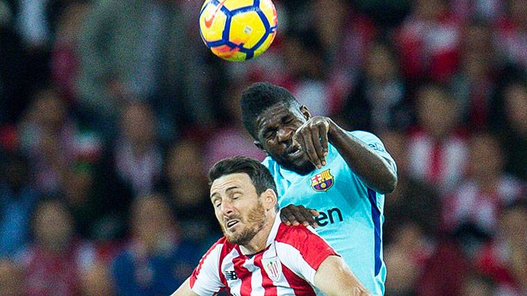 Samuel Umtiti, snatching a balloon by high to Aduriz
