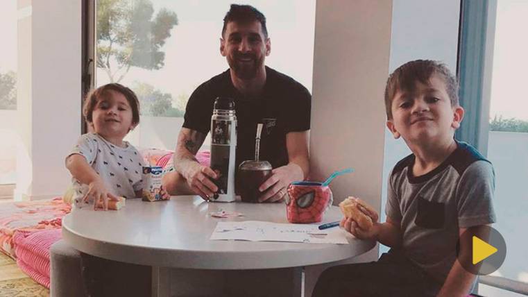 Leo Messi, desayunando beside Thiago and Mateo, his two children