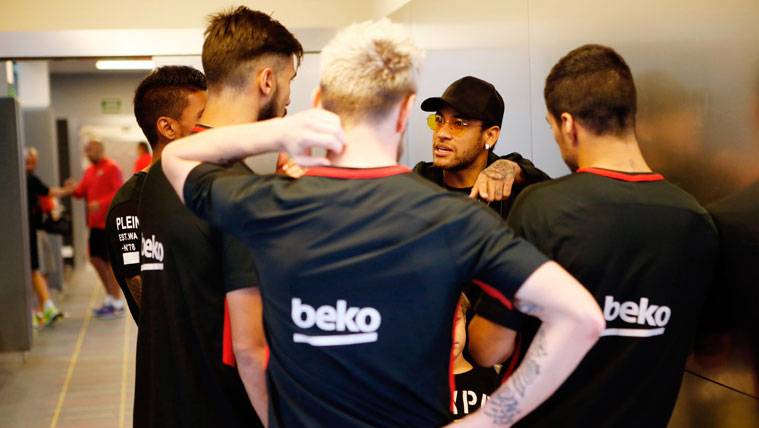 Neymar charla con sus ex compañeros en la Ciudad Deportiva del Barça