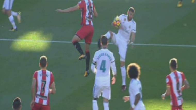 El Girona pidió penalti de Benzema