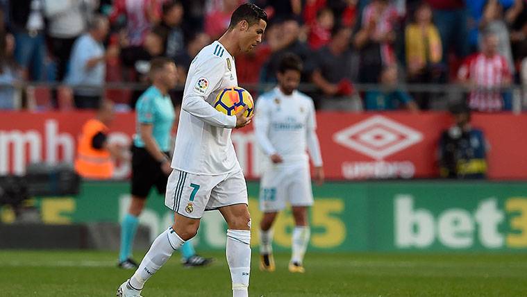 Cristiano Ronaldo recoge el balón durante la derrota del Real Madrid en Girona