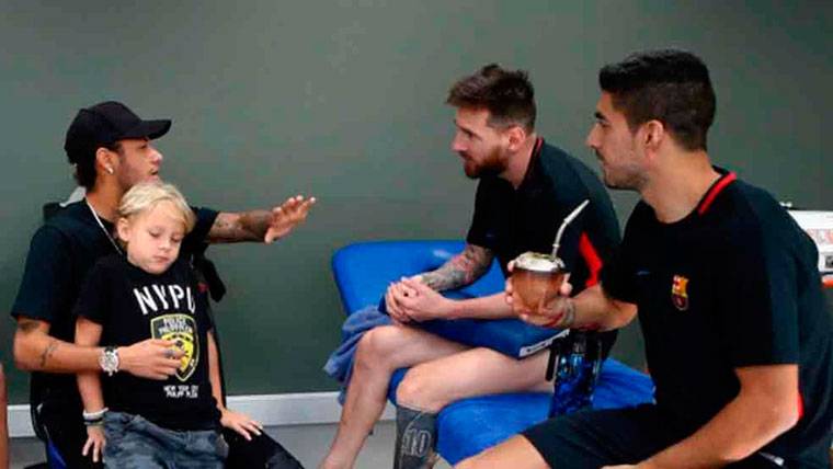 Neymar Jr, with his son Davi Lucca chatting with Suárez and Messi