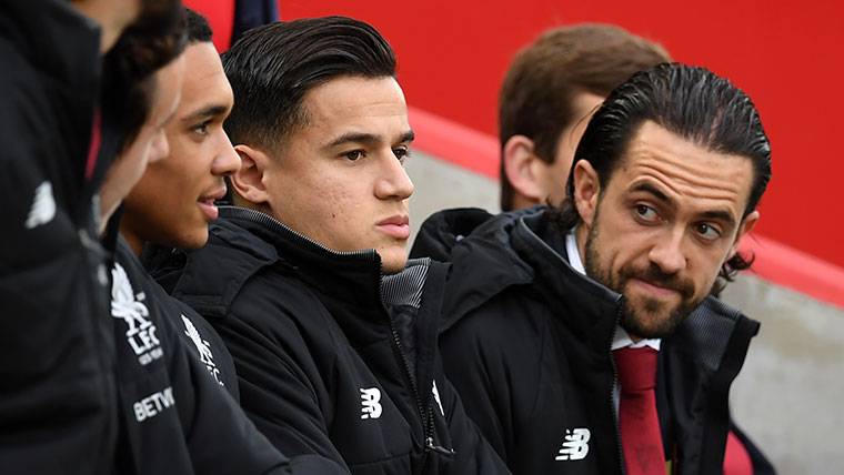 Coutinho, seated in the bench of the Liverpool