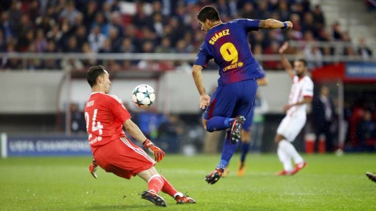 Suárez in an action in front of the Olympiacos