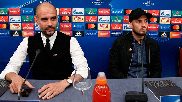 Pep Guardiola y David Silva en una rueda de prensa del Manchester City