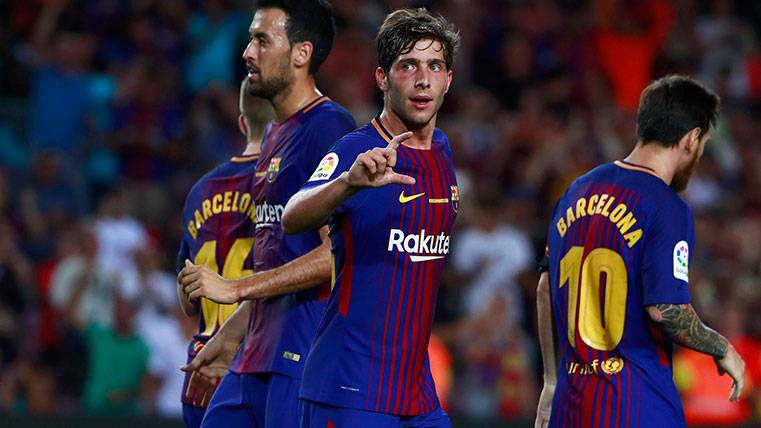 Sergi Roberto celebrates a goal with the FC Barcelona