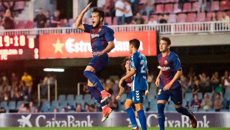 José Arnáiz celebra un gol con el Barça B