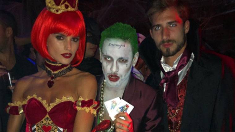 Neymar Jr, disguised beside some friends in the party of Halloween
