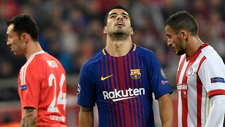 Luis Suárez, regretting after an occasion failed against Olympiacos