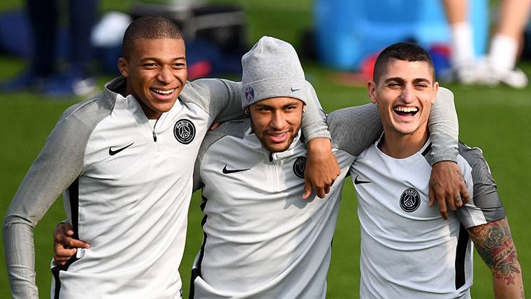 Marco Verratti, in a photography beside Neymar and Mbappé