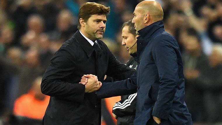 Zidane, saludándose con Pochettino tras el Tottenham-Madrid