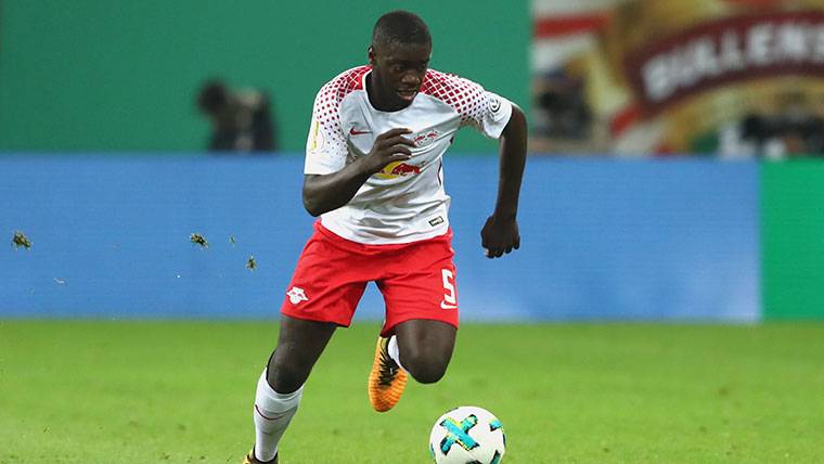 Upamecano, durante un partido con el Leipzig esta temporada