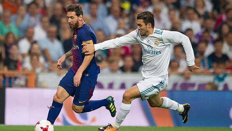 Leo Messi y Mateo Kovacic luchan por un balón en el Clásico