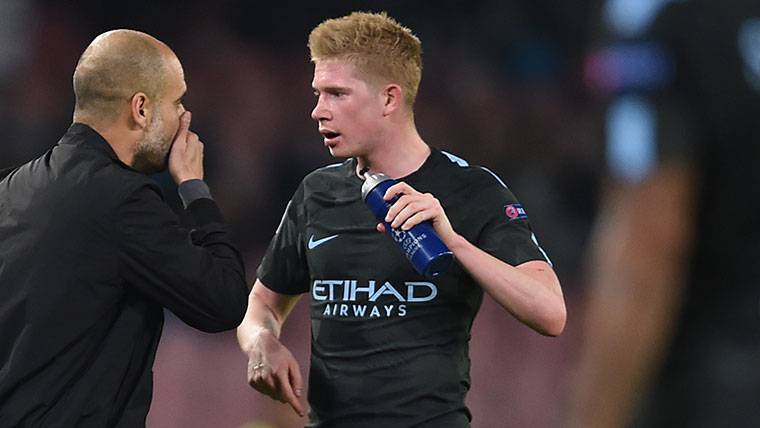 Kevin of Bruyne, receiving indications of Pep Guardiola