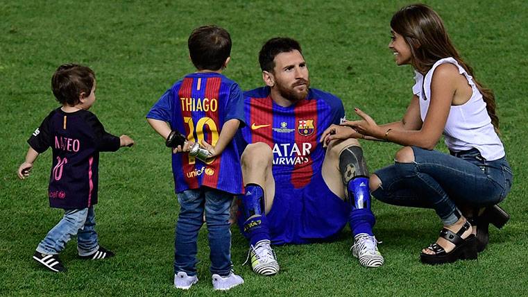 Leo Messi, celebrating a title with Antonella Roccuzzo and his children