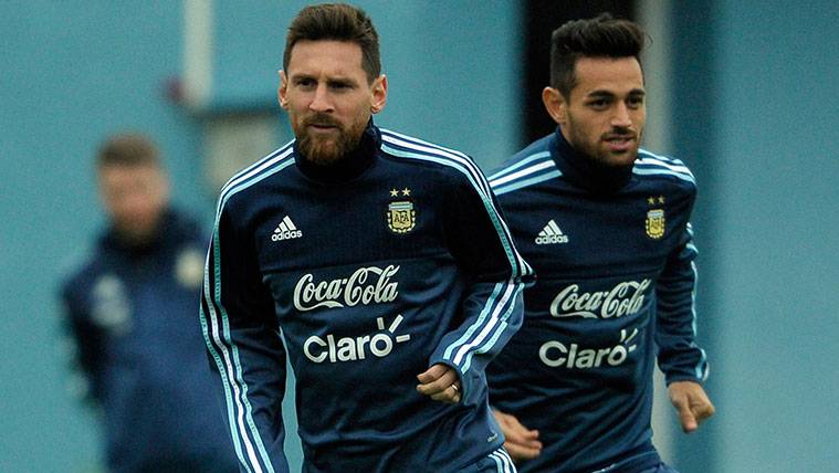 Leo Messi y Lautaro Acosta en un entrenamiento de la selección de Argentina