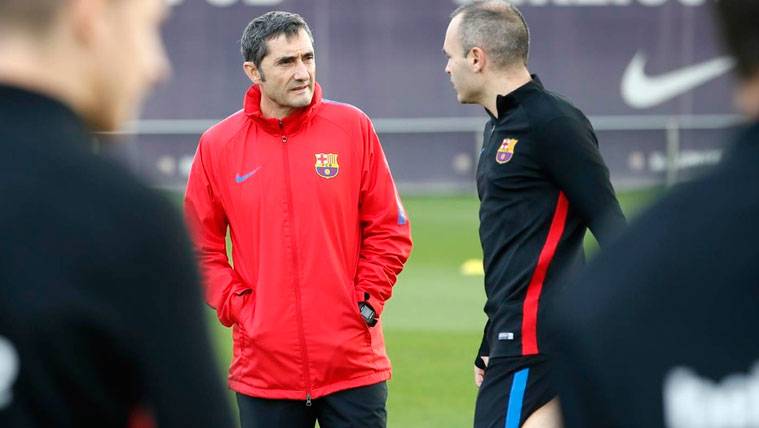 Ernesto Valverde y Andrés Iniesta en un entrenamiento del FC Barcelona