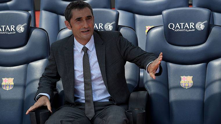 Ernesto Valverde in the bench of the FC Barcelona