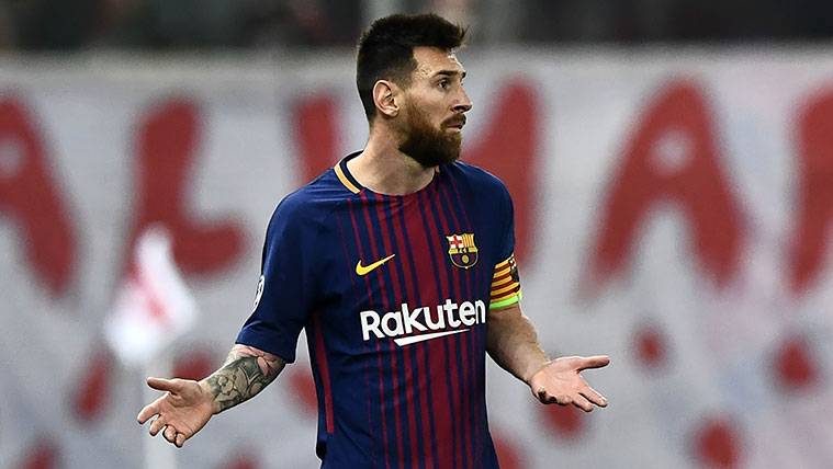 Leo Messi tras una acción del Olympiacos-FC Barcelona