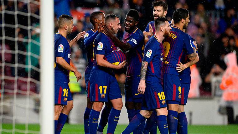 El FC Barcelona, celebrando el primer gol de Paco Alcácer