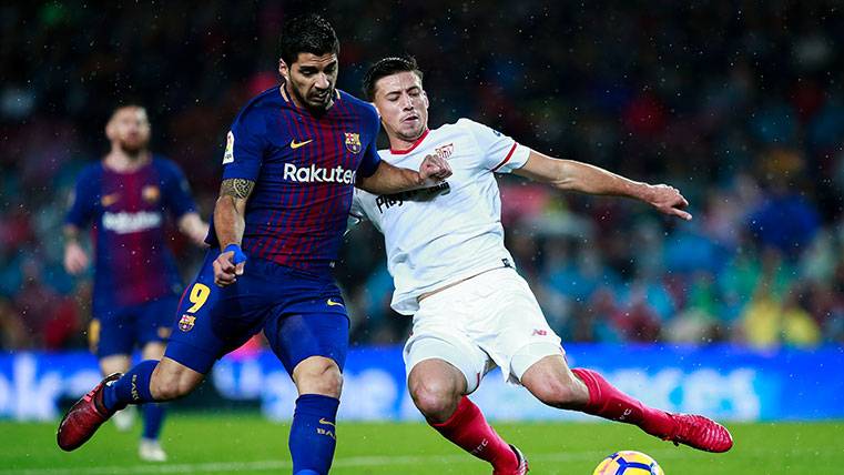 Luis Suárez, durante la disputa de un balón