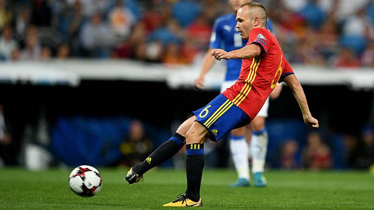 Iniesta, in a party with the Spanish Selection